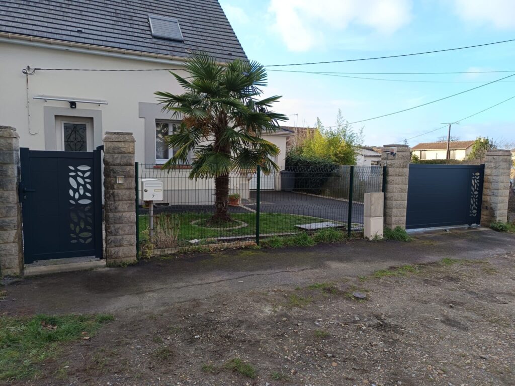 Portails et portillons aluminium installés dans le Calvados par C.N.E