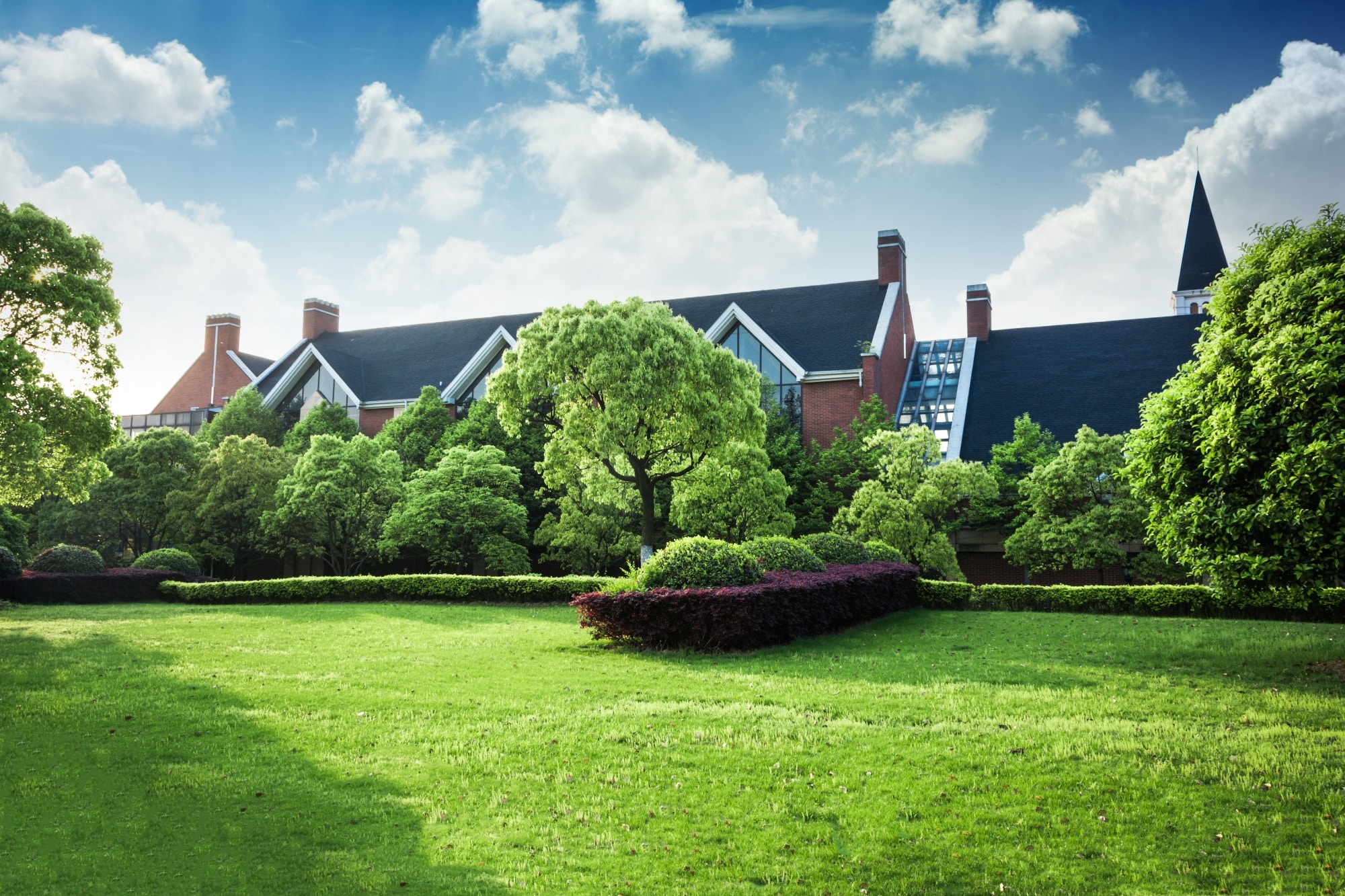 Maison moderne avec jardin clôturé à Caen, pose de clôture et portail par C.N.E Calvados